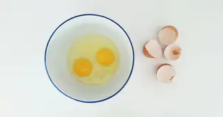 卵の黄身は捨てたほうがいい?全卵と卵白を比べた研究からわかることのアイキャッチ画像